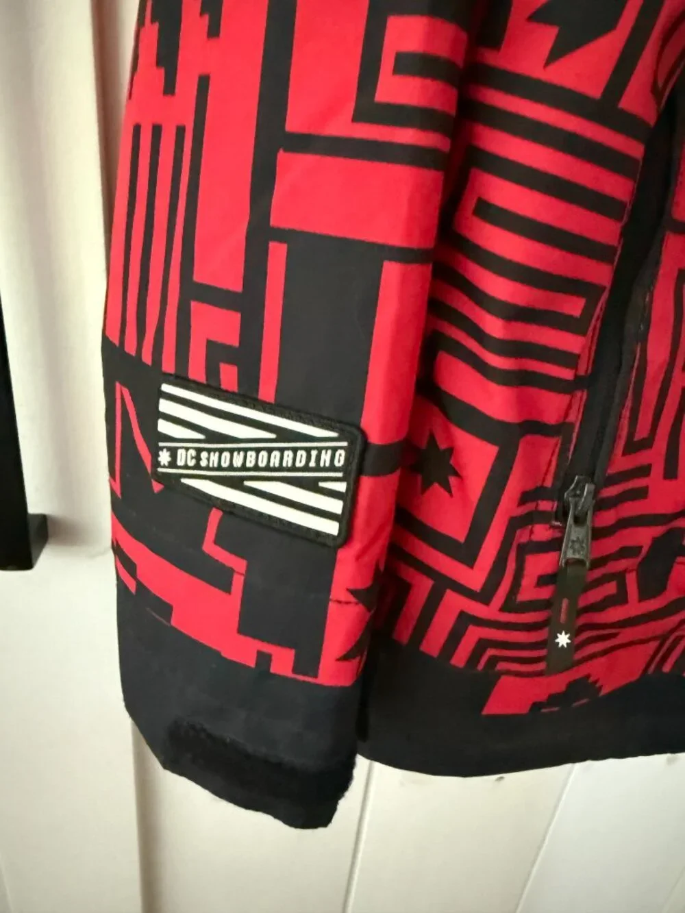 Men's Medium DC Red and Black Graphic Snowboard Jacket
